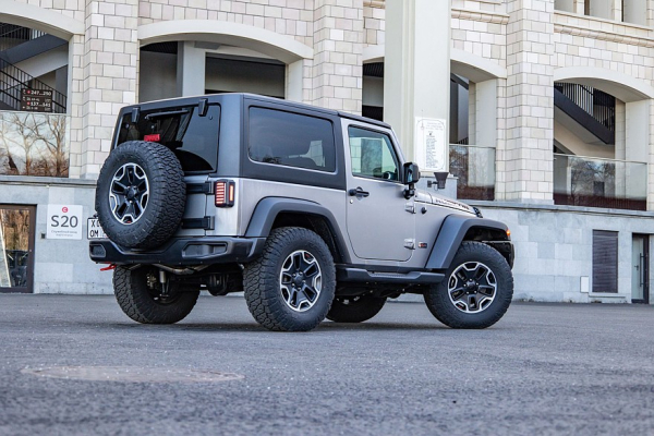 Рок-кроулинг в городских джунглях: опыт владения Jeep Wrangler Rubicon JK