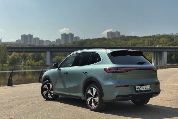 Зарядить быстрее, чем настроить: тест-драйв Geely EX5