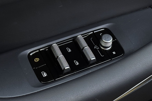 Зарядить быстрее, чем настроить: тест-драйв Geely EX5