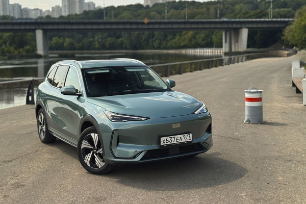 Зарядить быстрее, чем настроить: тест-драйв Geely EX5