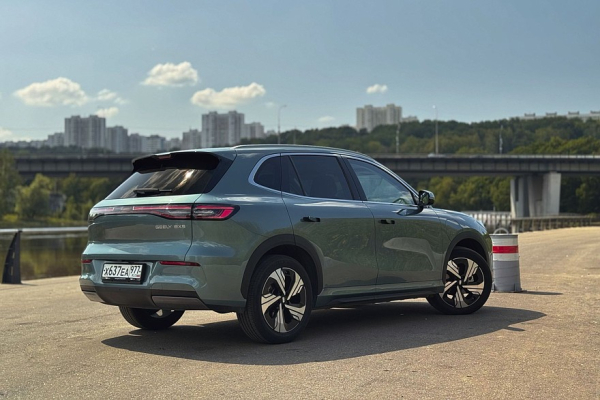 Зарядить быстрее, чем настроить: тест-драйв Geely EX5