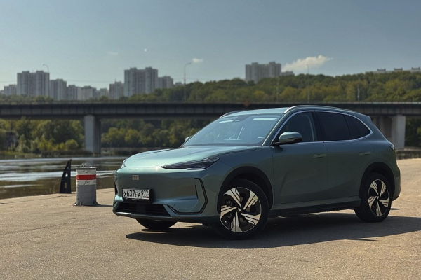 Зарядить быстрее, чем настроить: тест-драйв Geely EX5
