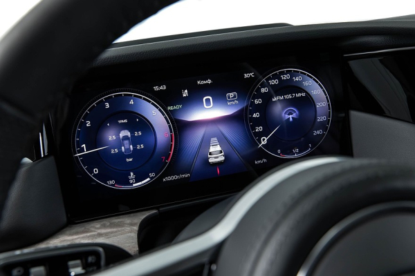 Крылатые габариты, немного эвкалипта и сила пользовательских настроек: тест-драйв Hongqi HS7