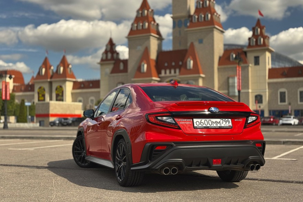 Спортседан в пижаме и галошах: тест-драйв Subaru WRX