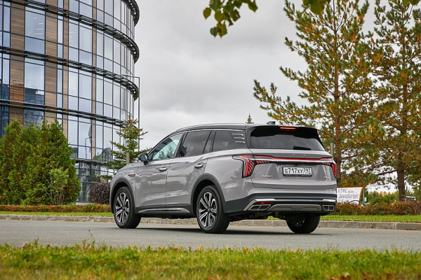 Крылатые габариты, немного эвкалипта и сила пользовательских настроек: тест-драйв Hongqi HS7