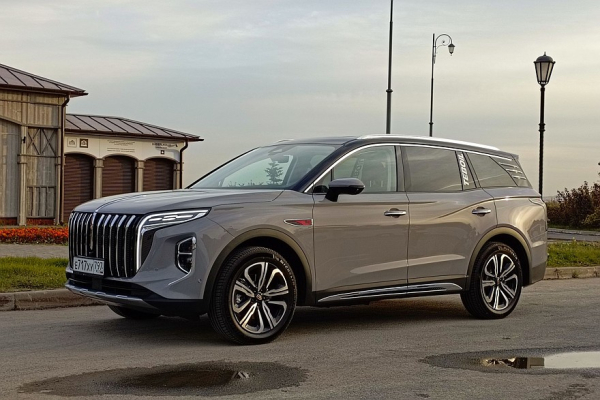 Крылатые габариты, немного эвкалипта и сила пользовательских настроек: тест-драйв Hongqi HS7