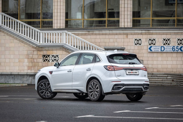 Больше не компромисс: необычный тест-драйв Hongqi HS5