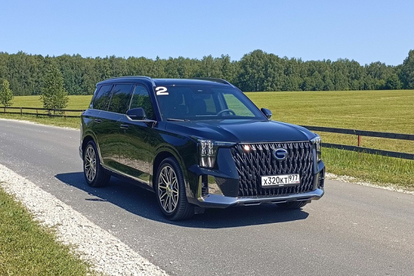 Ветер в руку, три электромотора и мурлыка под капотом: тест-драйв GAC GS8 Dragon HEV
